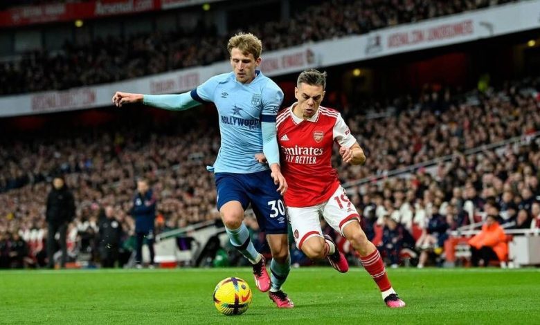 من هو معلق مباراة آرسنال وبرينتفورد اليوم في الدوري الإنجليزي؟