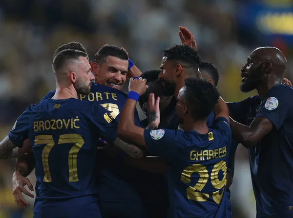 رونالدو مع لاعبي النصر