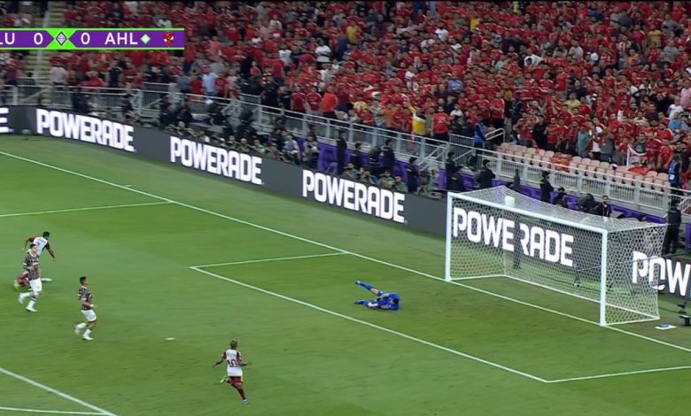 شاهد.. بيرسي تاو يهدر هدف التعادل لـ الأهلي بشكل غريب