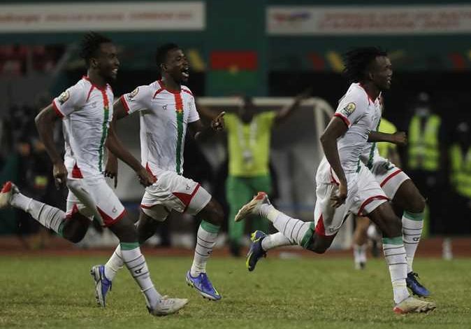 تعرف على معلق مباراة الجزائر ضد بوركينا فاسو في كأس أمم إفريقيا 
