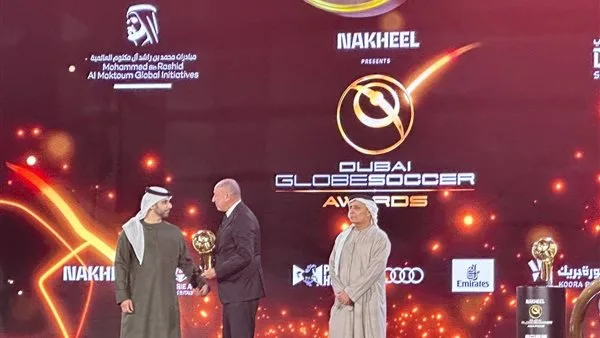 الخطيب يُهدي جائزة جلوب سوكر إلى جماهير الأهلي