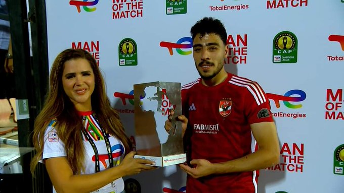 أكرم توفيق يتوج بجائزة أفضل لاعب في مباراة الأهلي ضد الترجي بنهائي دوري أبطال إفريقيا
