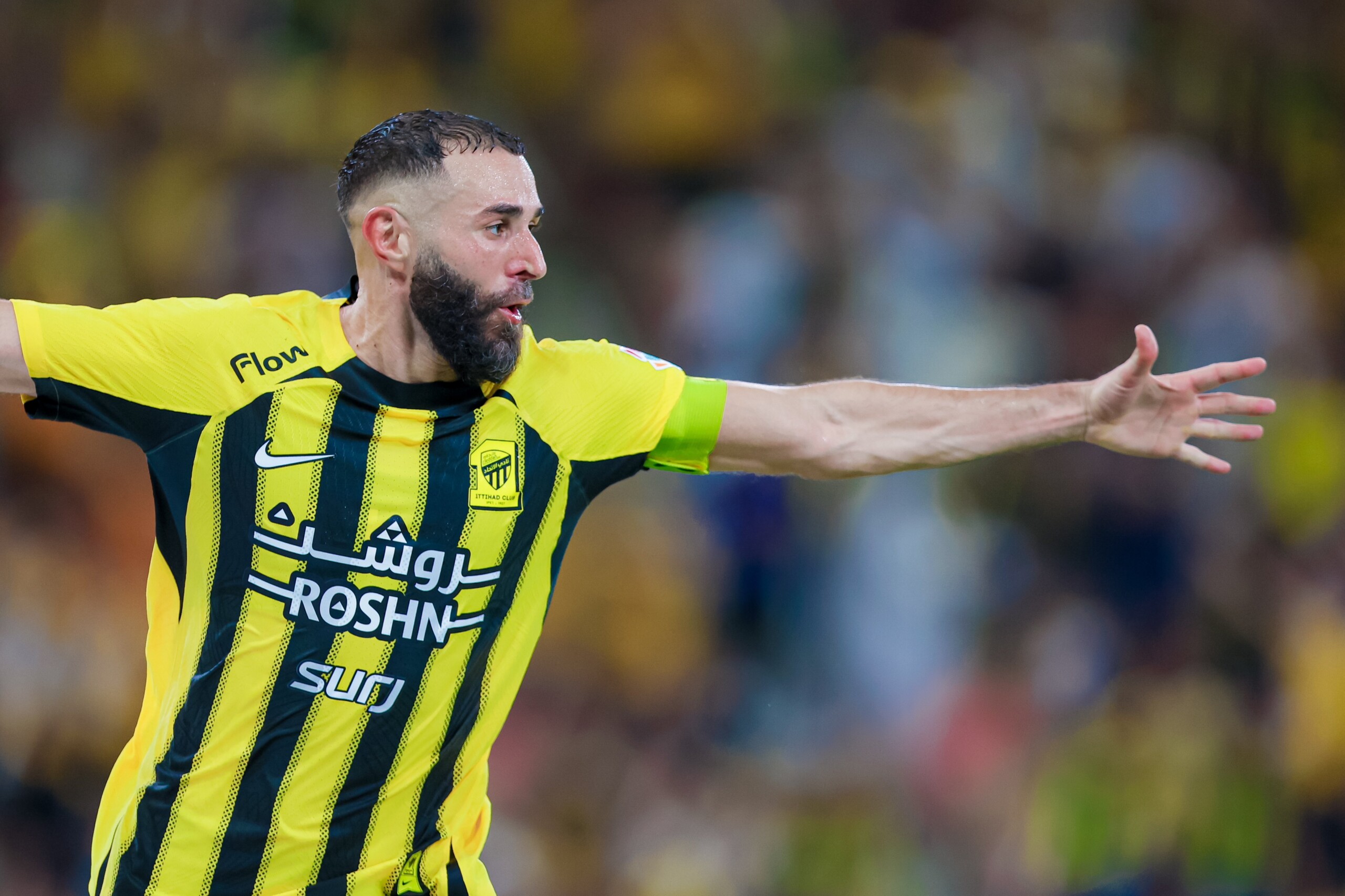 بنزيما في موقف صعب قبل كلاسيكو الهلال والاتحاد... ماذا يحدث؟